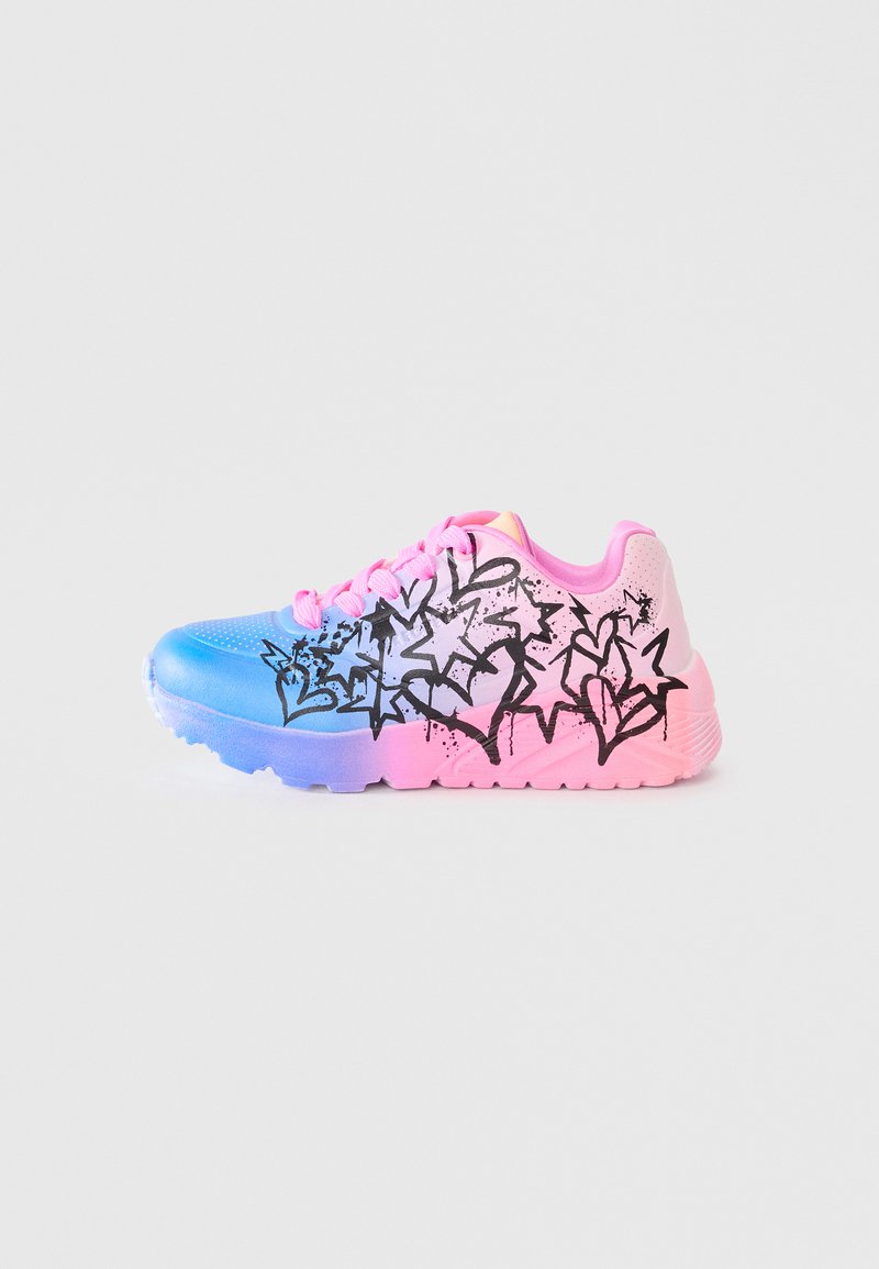 Buty sportowe w gradientowym niebiesko-różowym wzorze, z czarnymi gwiazdkami w stylu graffiti. Teksturowane, sznurowane, z amortyzującą podeszwą.
