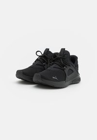 Scarpe da ginnastica nere realizzate in mesh e materiali sintetici, con una superficie testurizzata, chiusura con lacci e dettagli con il logo.