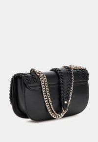 Borsa in pelle nera con dettagli intrecciati e una tracolla in catena argentata. Presenta una forma arrotondata e una superficie liscia. Chiusura con cerniera nella parte superiore.