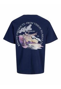 Granatowa bawełniana koszulka z krótkim rękawem, z okrągłym dekoltem, z wielokolorową grafiką na plecach, zawierającą tekst oraz motyw krajobrazu.