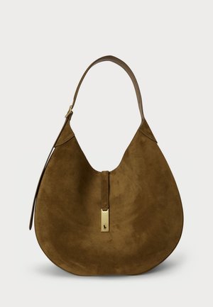 Geantă hobo din suede maro cu o formă curbată, un singur brete, și un detaliu cu închidere aurie în față. Textură netedă, design minimalist.