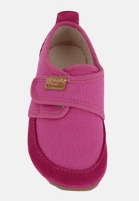 Baskets en toile rose avec une bande velcro, accents en daim doux, design à bout rond et semelle en caoutchouc. Dispose d'une petite étiquette de marque.