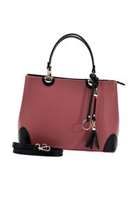 Roze synthetische handtas met zwarte accenten, gladde textuur, dubbele handgrepen, afneembare schouderriem, gouden hardware en kwastje detail.