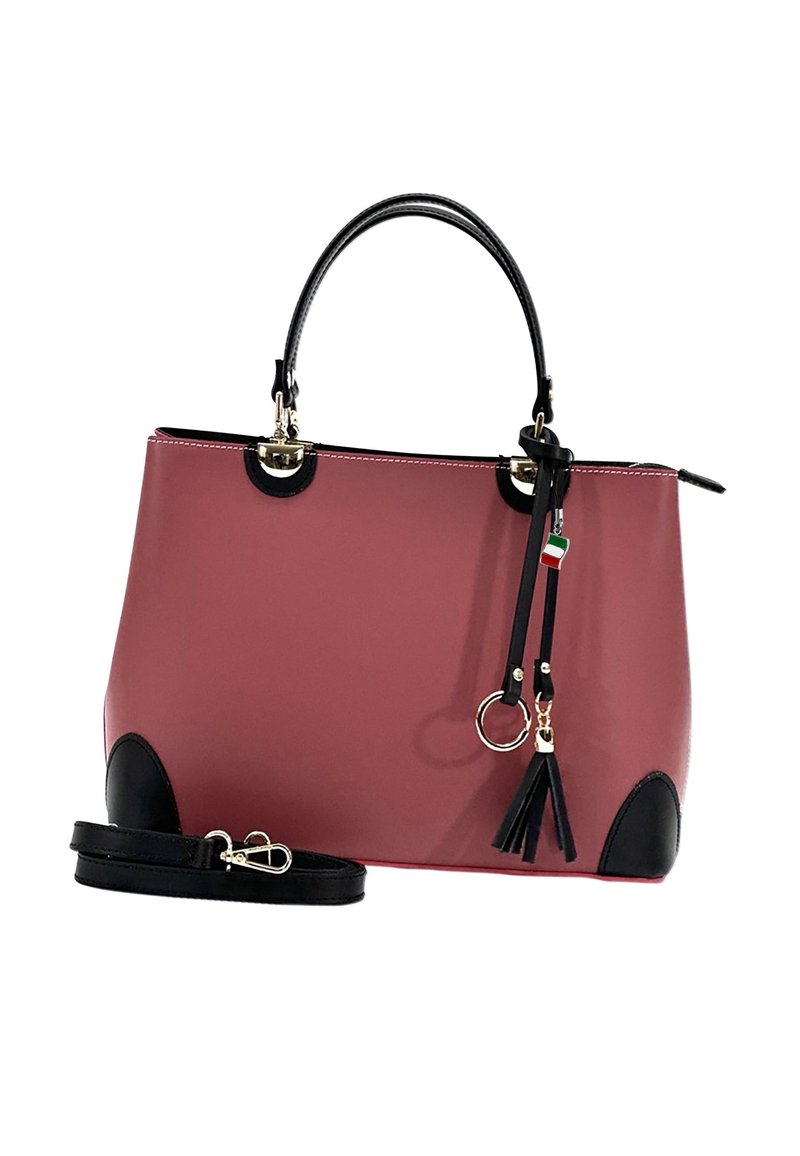 Roze synthetische handtas met zwarte accenten, gladde textuur, dubbele handgrepen, afneembare schouderriem, gouden hardware en kwastje detail.