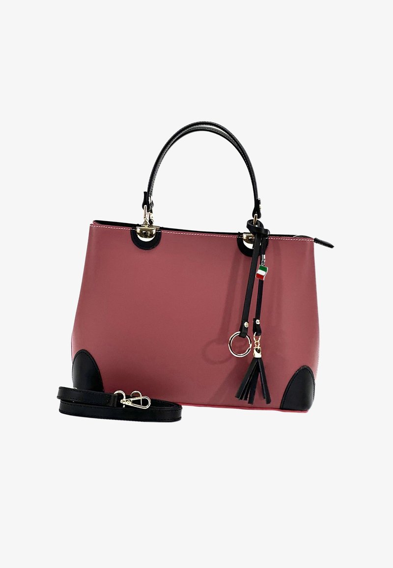 Roze synthetische handtas met zwarte accenten, gladde textuur, dubbele handgrepen, afneembare schouderriem, gouden hardware en kwastje detail.