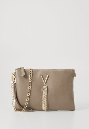 Borsa a tracolla in pelle marrone con tracolla in catena, caratterizzata da un logo dorato a forma di V e un accento con frange. Texture liscia e chiusura con zip.
