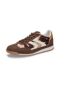 Bottines de sport marron présentant un mélange de suède et de tissu avec un motif camouflage, des accents blancs et une semelle en caoutchouc pour une meilleure adhérence.