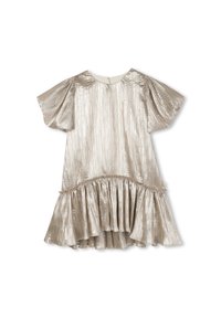 Robe argentée plissée avec des manches courtes bouffantes, un ourlet froncé et une fermeture au dos. Le tissu texturé reflète la lumière pour un effet scintillant.