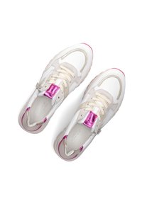 Witte en beige sneakers met roze metallic accenten, vetersluiting, een ronde neus en textiele materialen. Voorzien van branding op de binnenzool.