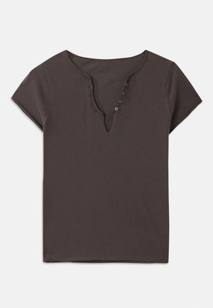 Donkergrijze katoenen t-shirt met een V-hals, korte mouwen en een rij knopen aan de voorkant. Zachte textuur en casual ontwerp.