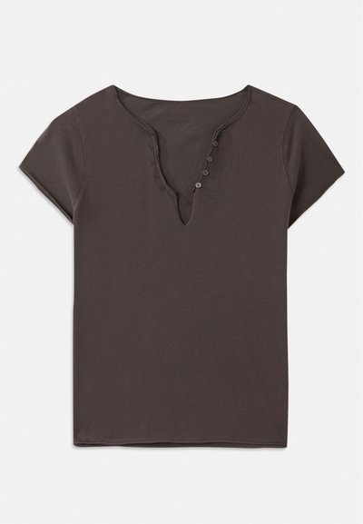 Czarny, ciemny t-shirt z bawełny z dekoltem w serek, krótkimi rękawami i rzędem guzików z przodu. Miękka faktura i swobodny fason.