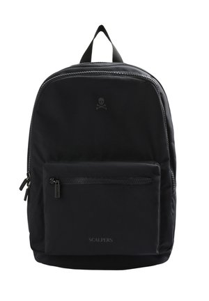 Mochila negra de nailon con textura suave, que presenta un bolsillo delantero con cremallera y un asa en la parte superior. Diseño minimalista con un discreto logo de calavera.