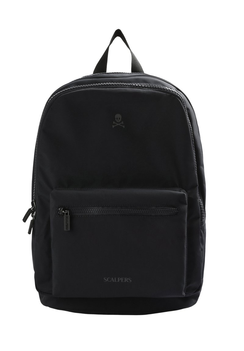 Mochila negra de nailon con textura suave, que presenta un bolsillo delantero con cremallera y un asa en la parte superior. Diseño minimalista con un discreto logo de calavera.