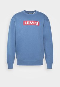 Felpa blu a girocollo con maniche lunghe e un logo rettangolare rosso con la scritta "LEVI'S" in lettere bianche sul petto.