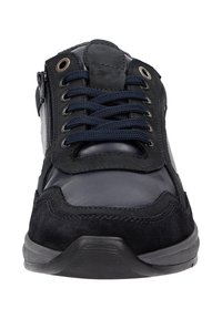 Baskets en cuir noir et daim avec des lacets navy, œillets en métal et zip sur le côté. Bout arrondi et semelle en caoutchouc texturé.