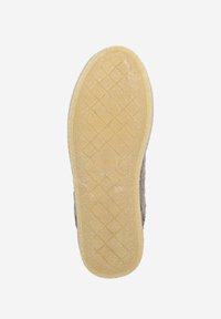 Grijze slipper waarop een gestructureerde, antislip gele rubberen basis is aangebracht. Voorzien van een ruitpatroon voor grip en duurzaamheid.
