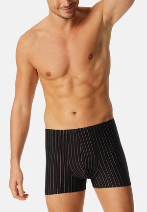 Schwarz gestreifte Boxershorts mit abwechselnden, schmalen Streifen in Grün und Rot, die eine enganliegende Passform und einen elastischen Bund bieten. Die Textur ist glatt.
