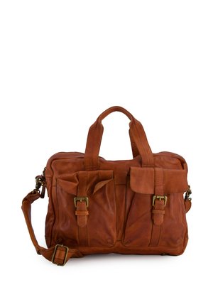 Bruine leren aktetas met twee voorste gespzakken, dubbele bovenhandvatten en een verstelbare schouderriem tegen een witte achtergrond.