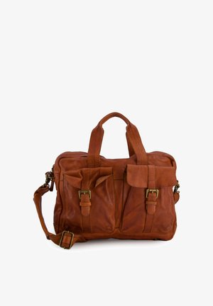 Braune Lederaktentasche mit zwei vorderen Schnallenfächern, doppelten oberen Griffen und verstellbarem Schulterriemen vor weißem Hintergrund.