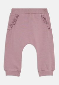 Rosa babybukser med elastisk linning og manchetter, med rynket detaljering nær lommene på hver side.