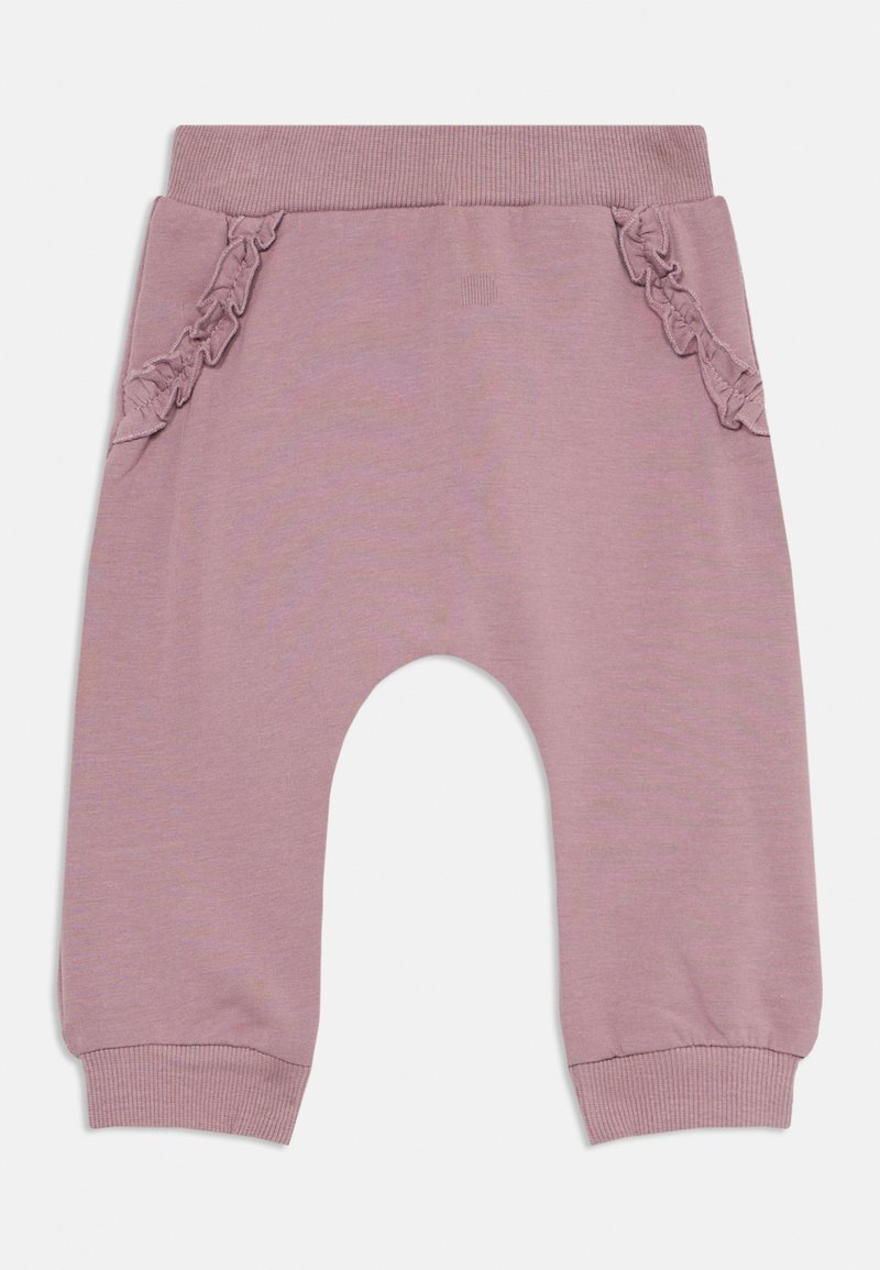 Rosa babybukser med elastisk linning og manchetter, med rynket detaljering nær lommene på hver side.
