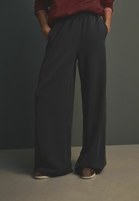 Next TALL FIT - SOFT POPPER SIDE  - Teplákové kalhoty - black