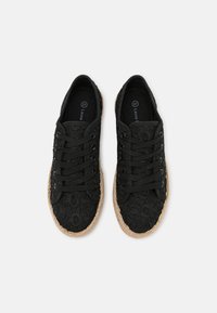 Czarne koronkowe tenisówki na płótnie z plecioną podeszwą z juty, wyposażone w okrągłe sznurowadła i kwiatowy wzór na górnej powierzchni. Rozmiar 37.