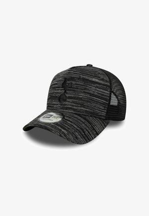 Schwarz-graue Baseballkappe mit strukturierter Oberfläche, Netzrückseite, verstellbarem Riemen und geprägtem Emblem auf der Vorderseite.