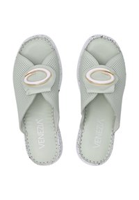 Lichtgroene schuifsandalen met geperforeerde bovenkant, voorzien van een gouden en witte cirkelvormige accent. Gestructureerde witte zool met een gespetterd ontwerp.