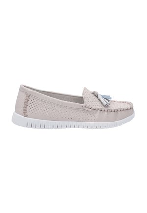 Hellbeige Mokassin-Schuhe mit perforiertem Lederobermaterial, dekorativer Quaste und weißer Gummisohle. Verfügt über dezente Nähten.
