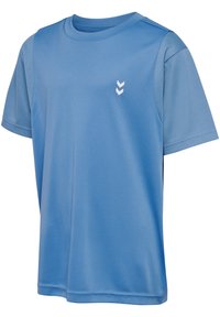 T-shirt de sport bleu en tissu lisse avec des manches courtes. Doté d'un col rond et d'un logo blanc sur la poitrine gauche.