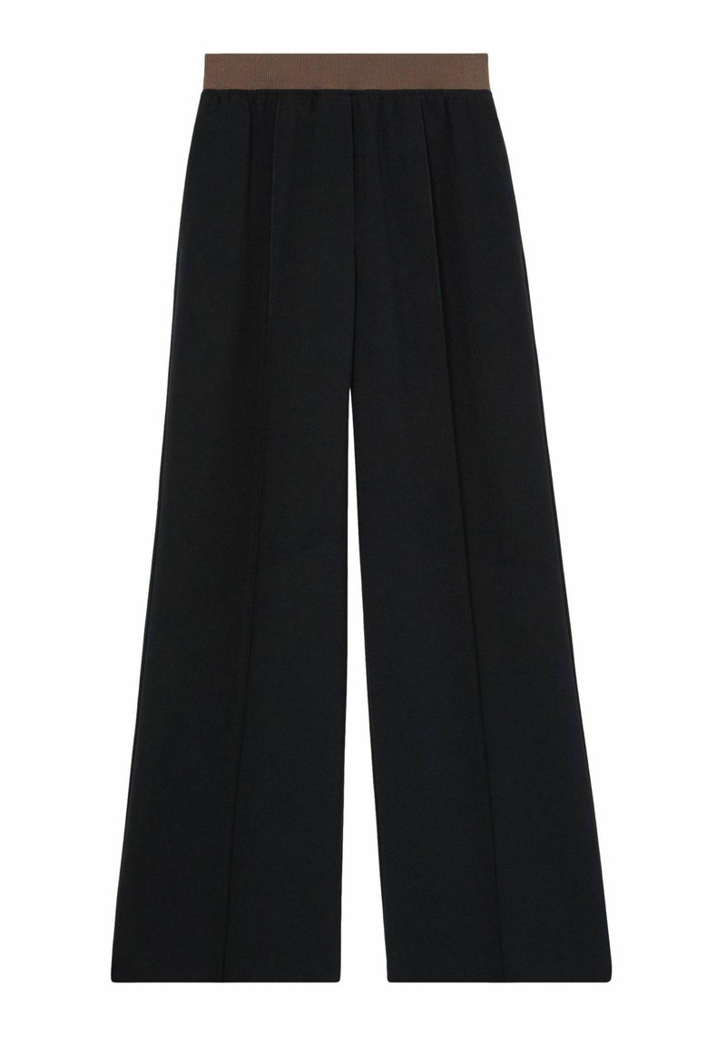 Pantaloni neri a gamba larga con una vita elastica marrone. Presentano plissettature verticali per un tocco di texture e una finitura liscia.