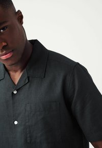 Next SHORT SLEEVE CUBAN COLLAR - Vapaa-ajan kauluspaita - black