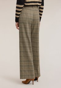 Pantaloni a vita alta e gamba larga con motivo a quadri verde oliva e beige, caratterizzati da una texture liscia e dettagli a piega.