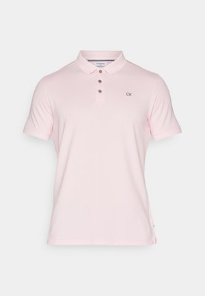 Világos rózsaszín pólóing, puha anyagból készült. Klasszikus gallérral, három gombos gombolással és a CK logóval hímzett a mellkason.