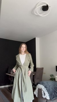 Šviesiai žalia paltas su diržu talijoje, plačiomis apykaklėmis ir pečių epauletėmis. Po juo uždėtas baltas marškinėliai, pagaminti iš lygios medžiagos.