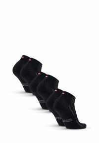 Calcetines negros de tobillo exhibidos en fila, con un borde acanalado, acentos rojos y logotipo en la suela. Textura suave y diseño ajustado.