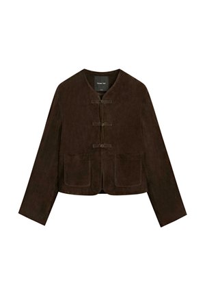 Veste en daim marron foncé avec encolure ronde, trois boutons noués, manches longues et deux poches plaquées à l'avant.