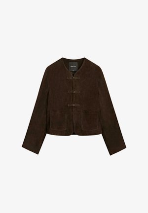 Veste en daim marron foncé avec encolure ronde, trois boutons noués, manches longues et deux poches plaquées à l'avant.