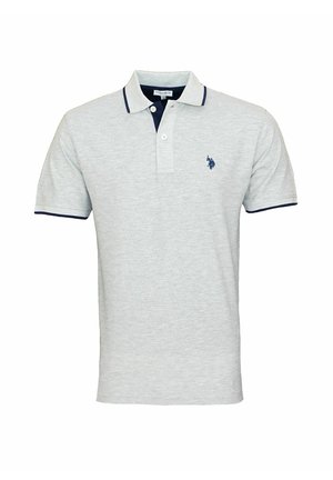 Polo de color gris claro confeccionado en una mezcla de algodón, con cuello y acentos en el dobladillo de color marino, tapeta de tres botones y pequeño logo en el pecho.