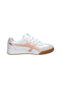 Witte sportschoen met een soepele leren bovenkant, geaccentueerd met een roségouden logo. Bevat ronde veters, rubberen zool en een suède neuskap.