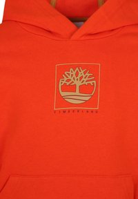 Felpa con cappuccio arancione brillante in misto cotone, caratterizzata da un logo ad albero ricamato in oro e una tasca a marsupio frontale.