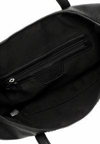 Interno di una borsa a tracolla nera in pelle con una finitura liscia, dotata di una tasca con cerniera e di un compartimento piatto contro un rivestimento in tessuto nero.