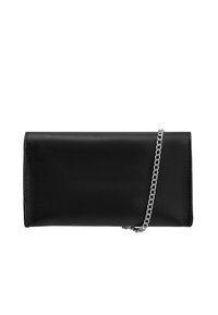Cartera de cuero negro con una textura suave, forma rectangular y una cadena plateada en la parte superior para llevarla.