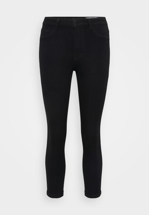 Fekete farmer skinny farmernadrág dizájnos derékkal, öt zsebbel és gombos záródással. Sima textúrájú és szűkített fazonú a bokáknál.