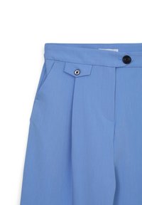 Helle blaue Hose mit flacher Vorderseite, zwei Seitentaschen und einem schwarzen Knopfverschluss mit pleatierte Design. Glatte Stofftextur.