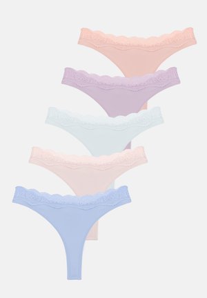 Set de cinci chiloti tanga pentru femei, cu dantelă pe margine, în culorile piersică, lavandă, alb, nud și albastru deschis, așezați pe o suprafață plată, pe fundal alb.