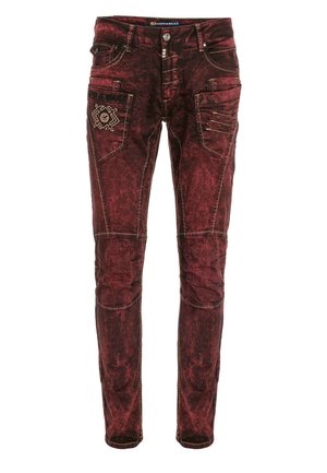 Jean en denim rouge avec une finition usée et texturée. Comprend plusieurs poches, des coutures décoratives et des accents brodés uniques.