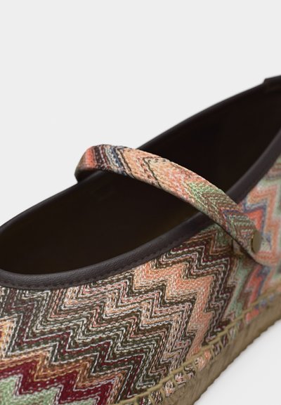 Παπούτσι σε στυλ Mary Jane με επάνω μέρος από πολυχρωματικό ύφασμα σε ζιγκ ζαγκ σχέδιο και υφή στη σόλα, με αντιστοιχισμένο λουράκι και πλαϊνό κούμπωμα με κουμπί.