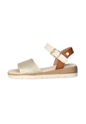 Sandal de oro perforado con una correa para el tobillo en tono marrón, hebilla ajustable y una suela gruesa de madera clara con acabado texturizado.